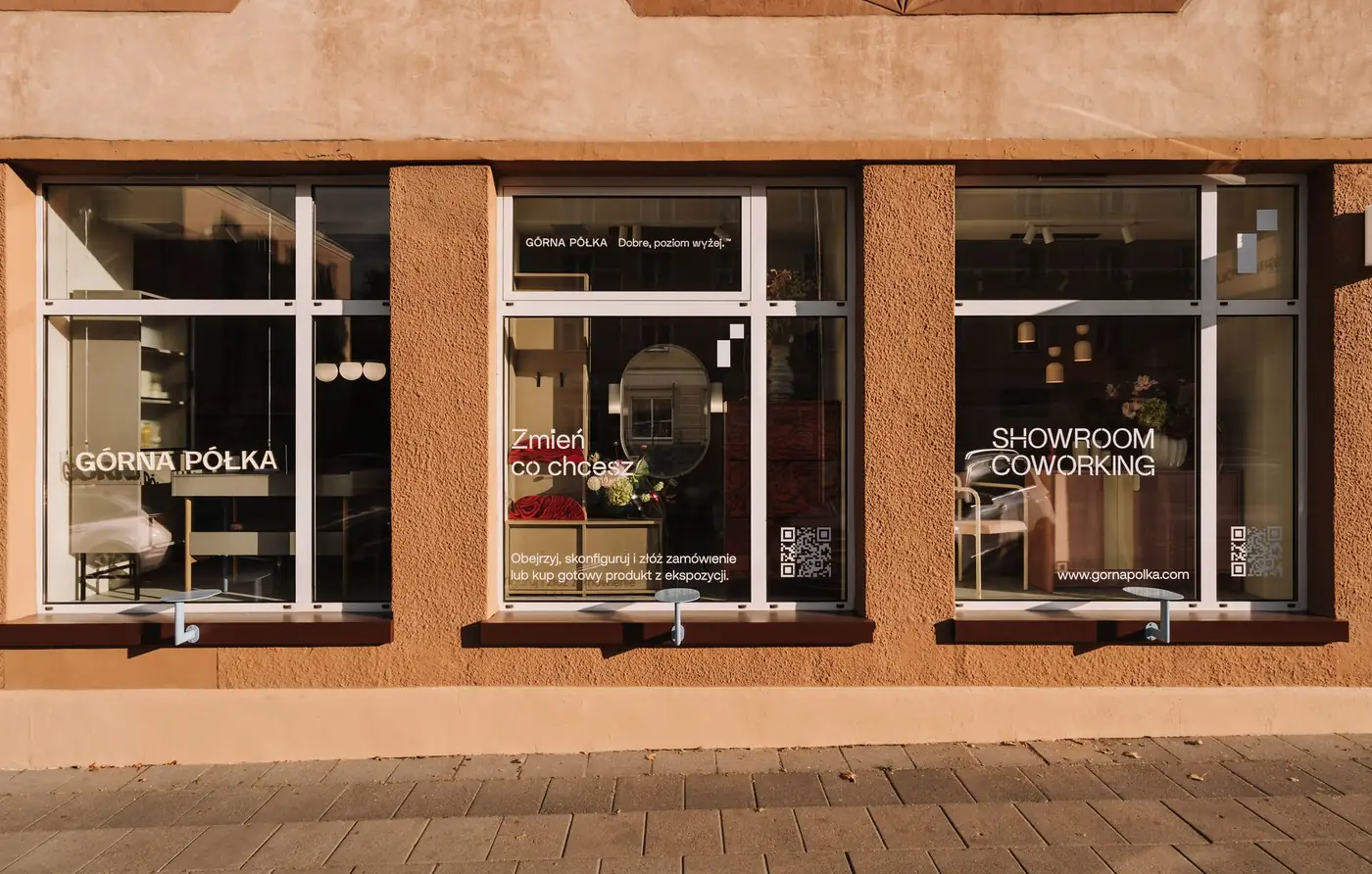 Witryny showroomu Górnej Półki od ulicy